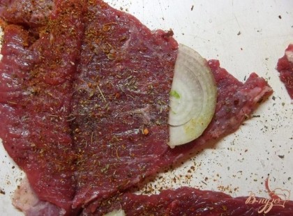 Отдельно смешайте все специи (в том числе и соль - 1,5 ч.л.) и перетрите их в тарелочке (ступке) чайной ложкой, сделав мелкими. Дальше с одной стороны (внутренней) натрите мясо специями. На каждый кусочек мяса, на его кончик, кладите половинку лука. Дальше этот лук оборачивайте мясом и следом кладите еще один кусочек.