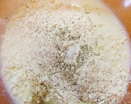 В отдельной посуде смешиваем яйцо, молоко, муку, базилик и тимьян, соль, сахар и 1 ст. л. растительного масла. Кроме того нужно добавить соду (не более 1 ч.л.) предварительно погасив ее уксусом или лимонным соком. Куриные кексы должны быть плотными чтобы курица не упала на дно формочек. Далее миксером взбиваем на небольшой скорости.