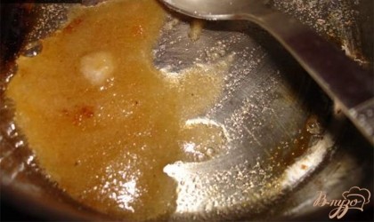 В пустую, сухую металлическую кастрюльку насыпьте соль и сахар. Поставьте на огонь. Помешивая доведите сахар с солью до состояния карамели. Карамель должна покоричневеть.