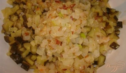 На сковороде с растительным маслом обжарьте мелконарезанный лук и добавьте его в салат.После, на этой же сковороде обжарить грибы. Добавить в салат.