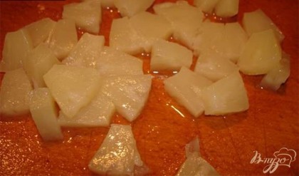Жарим до готовности мяса, в самом конце добавляем нарезанные ананасы.