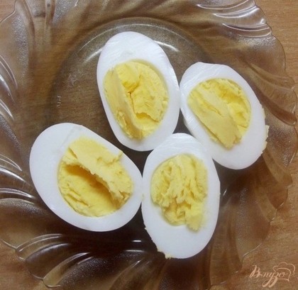Яйца отварить в крутую. На 15 минут опустить в холодную воду. Почистить и разрезать на половинки вдоль.