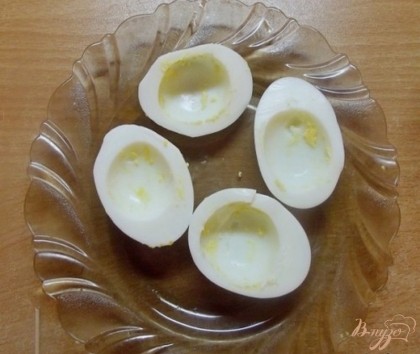Маленькой ложкой вынуть из яиц желтки.