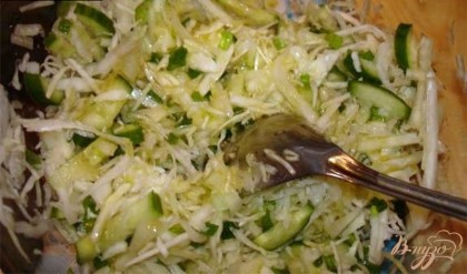 Зелень порезать привычно.  В салатнике соединить капусту, огурец, зелень. Заправить оливковым маслом.