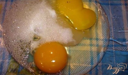 В миске взбить 2 яйца, соль, сахар и соду, гашенную лимонным соком.