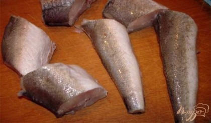 Рыбу вымыть, нарезать на порционные куски. Можно небольшие тушки оставить такими как есть, тогда  такую рыбу следует подать порционно.