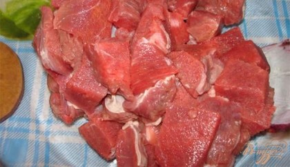 Мясо вымыть, удалить жесткие жилы и остатки от рубки костей. Высушить. Нарезать ножом на порционные небольшие кусочки.