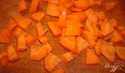 Морковь очистить, вымыть, обсушить. Нарезать произвольно. Я предпочла вот такую форму.