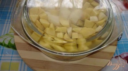 Потом порезанные сухофрукты.  Картофель очистить и нарезать кубиком. Выложить поверх сухофруктов. Посолить. Залить кипятком до уровня картофеля и запечь  в духовке при 200 градусов. Ставим в холодную духовку и включаем на разогрев.