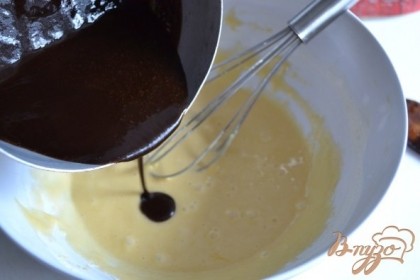 Добавить растопленный со сливочным маслом шоколад.