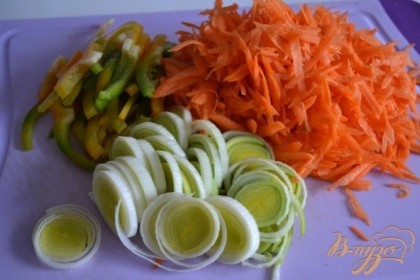 Морковь натереть на терке. Порей и сладкий перец нарезать тонко.