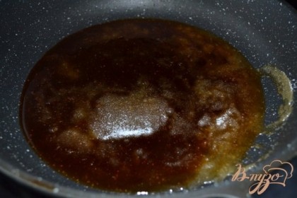 В посуде с толстым дном, на тихом огне поставить топиться 200 гр. сахара.