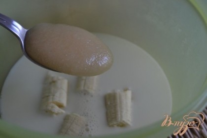 Банан поломать на кусочки, залить холодным молоком и добавить ложку меда.