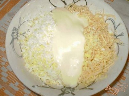 Яйца отварить и протереть на терке, сыр тоже. Добавить чеснок, майонез.