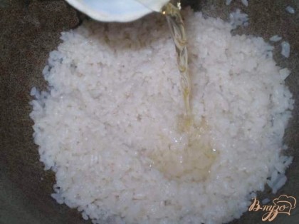 Рис хорошо промыть, до чистой воды, отварить, одну чашку риса и 2 чашки воды. Без соли! В рисовый уксус добавить соль, сахар. Тщательно размешать. Влить уксус в рис. Перемешать.