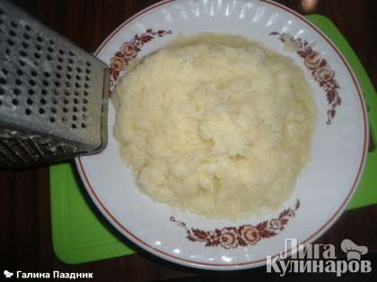 Готовим тесто: картошку сырую натереть на мелкой терке