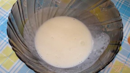 В миску влить кефир. В кефир добавить соду. Кефир погасит соду. Размешайте массу и дайте постоять 5 минут.