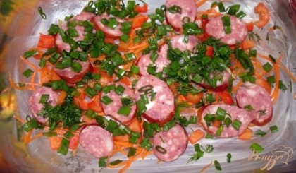 Форму для запекания смазать маслом. В форму выложить произвольно колбасу, перец, корейскую морковку, зелень.
