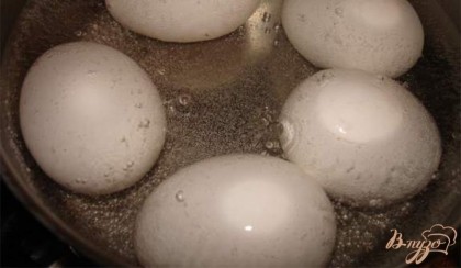Яйца вымыть. Кладем в кастрюльку с холодной водой и варим на огне. После закипания отсчитываем 6-7 минут и выключаем. Обдаем яйца холодной водой и даем остыть.