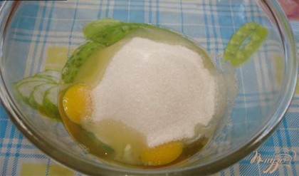 Яйца взбить с сахаром. Добавить ваниль и разрыхлитель (если сода-погасить). Снова взбить.