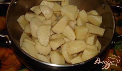 Картофель вымыть, очистить. Нарезать на кубики. Сложить в кастрюлю. Залить кипятком так, чтобы картофель выглядывал из воды. Уровень картофеля выше уровня воды. Варить до готовности под крышкой. Когда картофель будет готов, жидкости в кастртюле почти не останется.