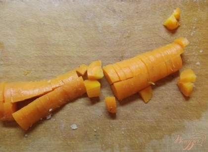 Морковь ее необходимо вымыть и положить вариться, не очищая. Варить до мягкости, как картофель. После остудить, снять шкурку и нарезать не крупными кубиками размером 0,5 на 0,5 см.