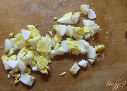 Яйца необходимо отварить до готовности вкрутую (8-10 минут). После остудить, снять скорлупу и нарезать кубиками крупно (2 на 2 см).