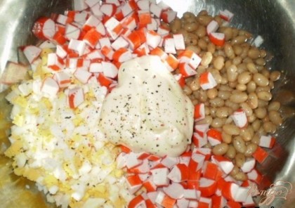 Яйца пропустить через крупный пресс, или порезать кубиком. Крабовые палочки порезать размером с фасолину. Соединяем ингредиенты: яйца, фасоль, крабовые палочки, майонез, перец, соль.