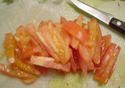 Помидоры порежьте соломкой или брусочками. Для салата выбирайте тугие спелые помидоры.