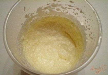 Добавьте охлажденный маргарин, предварительно порезав его на небольшие кусочки. С помощью миксера соедините яично-сахарную смесь с маргарином. Обороты миксера максимальные. Смешиваем тщательно.