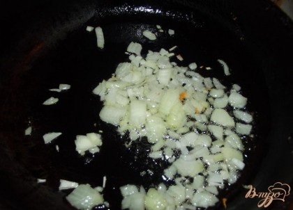 Разогрейте тефлоновую сковородку и после нагревания влейте оставшееся растительное масло. Обжарьте лук в течении 2-3 минут до румяного цвета. При этом регулируйте газ так, чтобы лук не подсыхал.