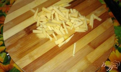 Твердый сыр нарезать соломкой.