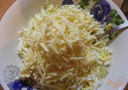 В салате используются два вида сыра. Первый, обычный сыр, должен быть твердых сортов (например, Российский или из более дорогих - пармезан). Второй вид сыра - плавленый. Желательно брать классический плавленый сырок без вкусовых добавок. Оба вида сыра натрите на крупной терке. Все ингредиенты салата смешайте в глубокой миске и посолите по вкусу. Заправьте салат майонезом (по желанию можно сметаной). Чеснок пропустите через пресс.