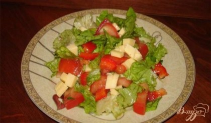 Готово! Твердый сыр нарезать кубиком.К заправленным листьям салата добавляем сыр и помидор. Проверяем на соль и перец. При необходимости доперчить, досолить.  Выложить салат на тарелку. Украсить по желанию.