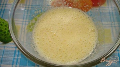 В миске взбейте яйца. Добавьте сахар, соль, ваниль и снова взбить. Добавьте молоко. Введите кукурузную и просеянную пшеничную муку.
