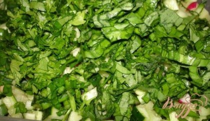 Зелень измельчить и добавить к остальным продуктам салата.