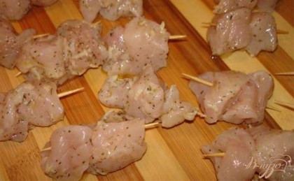 Промаринованное мясо нанизать на шпажки, по два-три кусочка на одну шпажку.