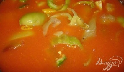 В кипящий томатный сок добавляем очищенные и нарезанные на произвольные куски лук, болгарский перец. Варим до выпаривания жидкости на 50%. Периодами помешиваем.