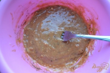 Сделаем маринад: томатный соус смешаем с мукой, добавим туда выдавленный через пресс чеснок, яйцо, тщательно перемешаем.