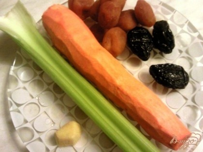 Берем чернослив,курагу,сельдерей,морковь,лук и небольшой кусочек имбиря.Баранину нарубим на кусочки, обсыплем специями.