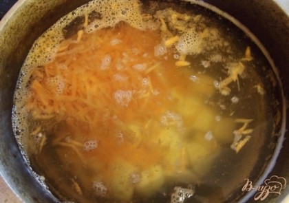В казанке, в котором хотите сварить суп, вскипятите воду и после закипания положите туда картофель с морковью. Варите овощи примерно 12 минут после повторного закипания (до готовности).