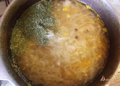 Суп в казанке доведите до кипения и переложите в него капусту с луком. Добавьте все специи и соль по вкусу. Варите еще 5 минут на медленном огне (суп должен слегка кипеть).
