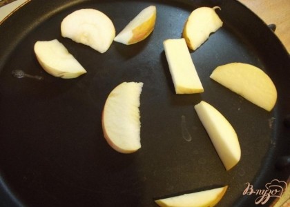 Яблоко разрежьте на дольки толщиной до 4 мм и выньте семенные коробочки.  Нагрейте сковородку но ничем ее не смазывайте. На сухой припеките с двух сторон яблоки до появления коричневой корочки.