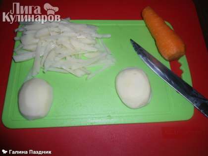 Готовим начинку: картофель очистить и нарезать мелко брусочками. С морковью проделаем тоже самое.