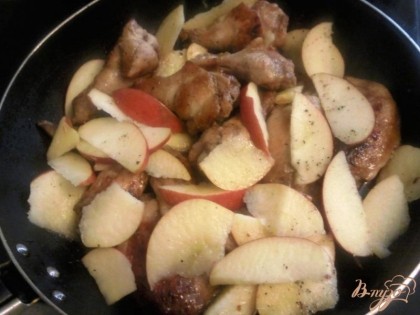 Готово! В сковороду к крылышкам добавим яблоки,уменьшим огонь и оставим потушиться под крышкой до мягкости яблок.