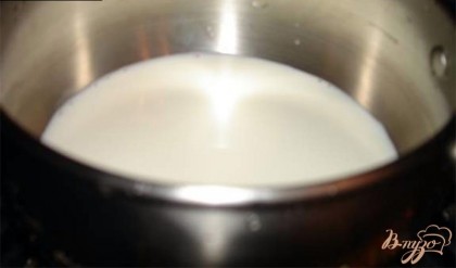В кастрюльке на небольшом огне подогреть молоко. Две столовые ложки молока отлить в отдельную емкость.