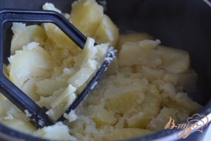 Картофель отварить до готовности и размять.