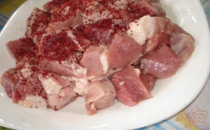 Мякоть свинины вымыть, обсушить. Нарезать на порционные небольшие кусочки. Добавьте специи  и перемешайте. Дайте мясу постоять 20 минут в таком виде. Мясо до жарки не солить.