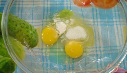 В миске соедините яйца, сахар, соль, разрыхлитель.