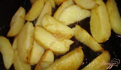 На вытопившемся жире жарим картофель. Выкладывайте так, чтоб он лежал в один слой.
